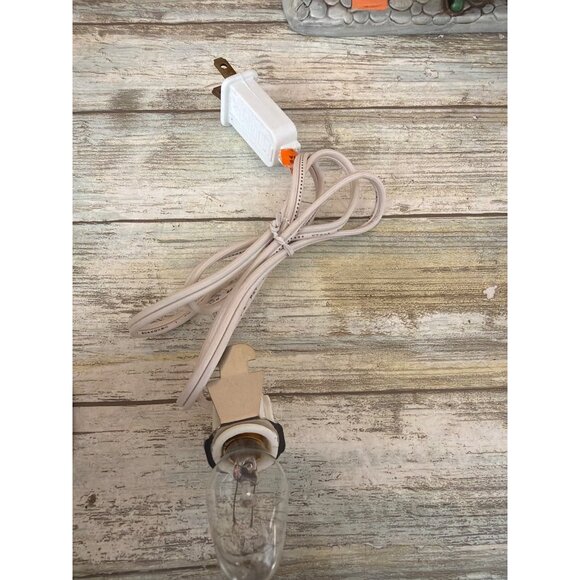 1988 Lefton Colonial Village Barbershop 06501 Lighted Bldg w/Cord + 2 Figurines - Picture 8 of 15